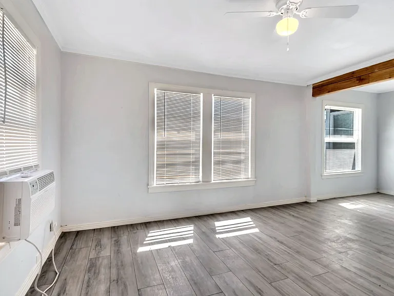 305 N Robinson St — Photo 38