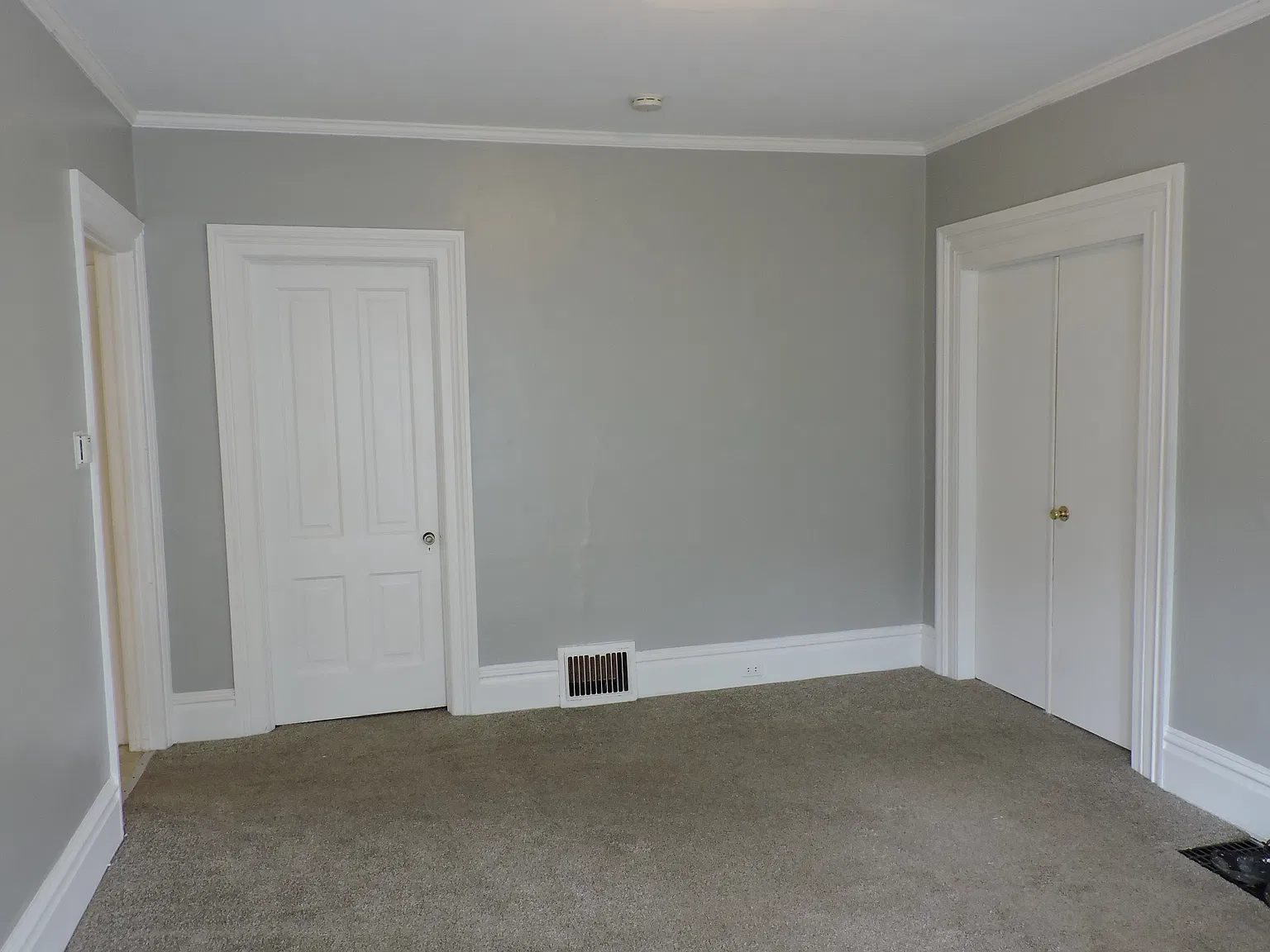 3 bed, 900 sqft, $1,760 — Photo 2