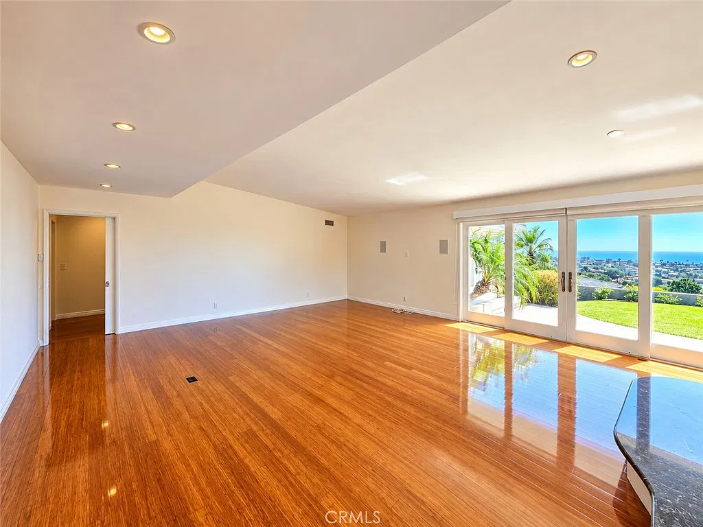 3 bed, 2.5 bath, 2622 sqft, $11,995 — Photo 3