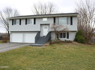 6575 Fredonia Cir, Stevensville, MI 49127