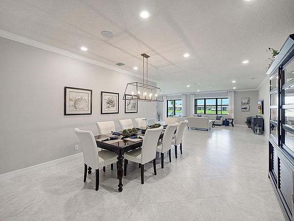5th image of 821 SE Westbury Dr