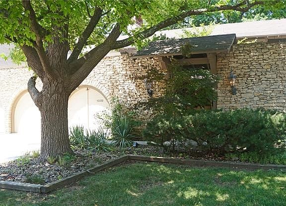 2nd image of 10220 Robinson St