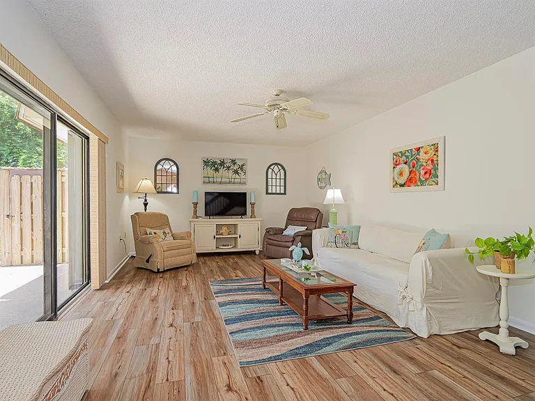 340 S Waverly Pl — Photo 5