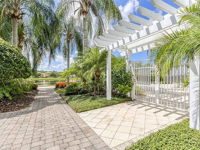 11830 Delfina Ln — Photo 32