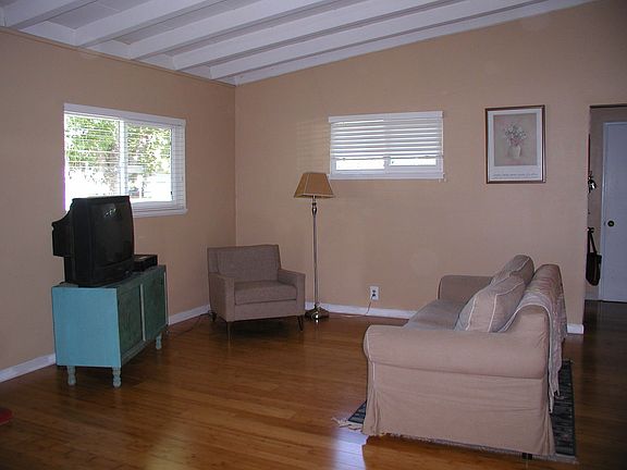 4th image of 1604 Scott St