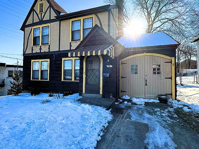 760 Chamberlain Pl — Photo 2