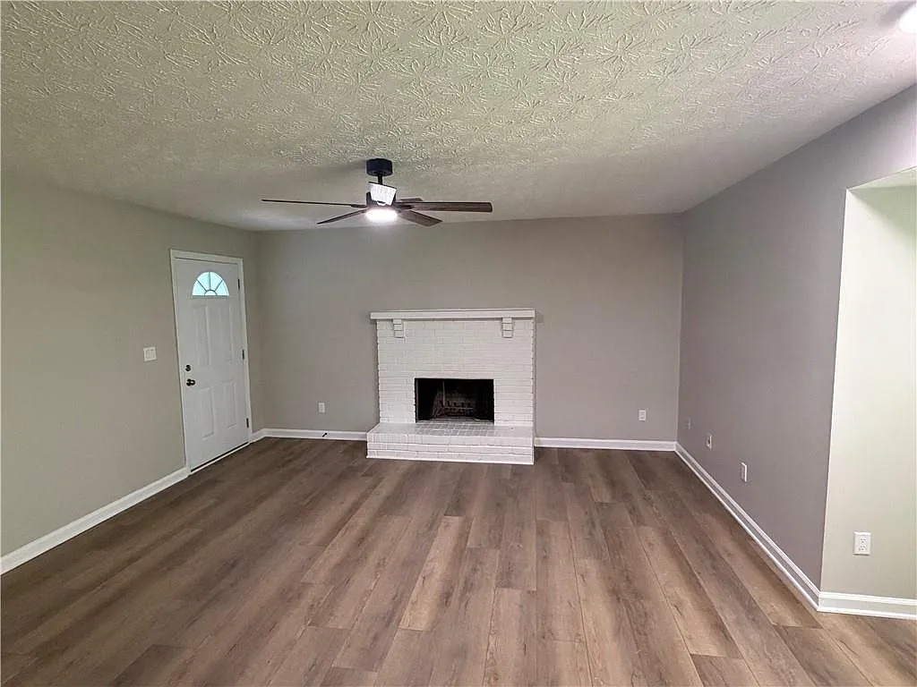 2 bed, 2.0 bath, 2160 sqft, $1,700 — Photo 3