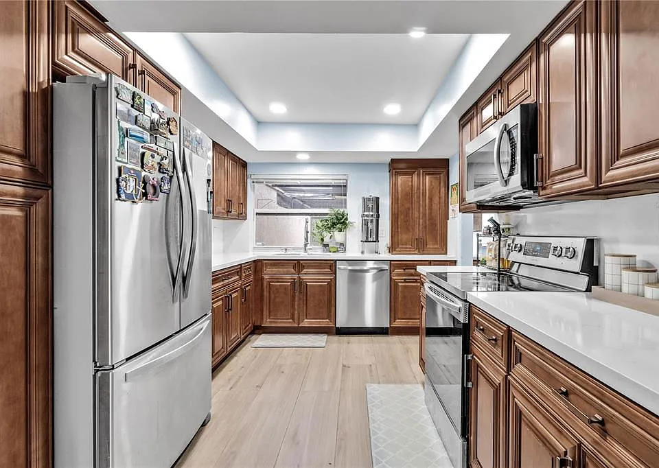 607 Village Lake Dr