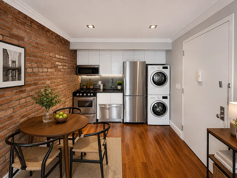 521 E 5th St #R3A — Photo 2