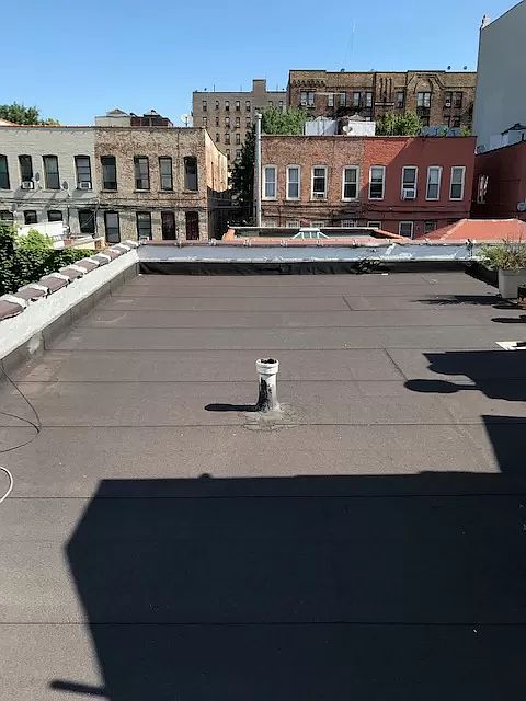 2nd image of 1037 Montgomery St #4