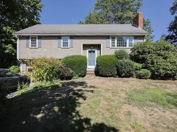 7 Eric Ln, North Attleboro, MA 02760