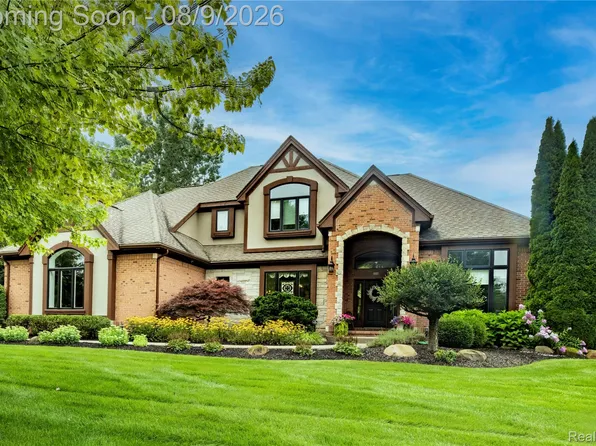 7712 Parkcrest Cir, Clarkston, MI 48348