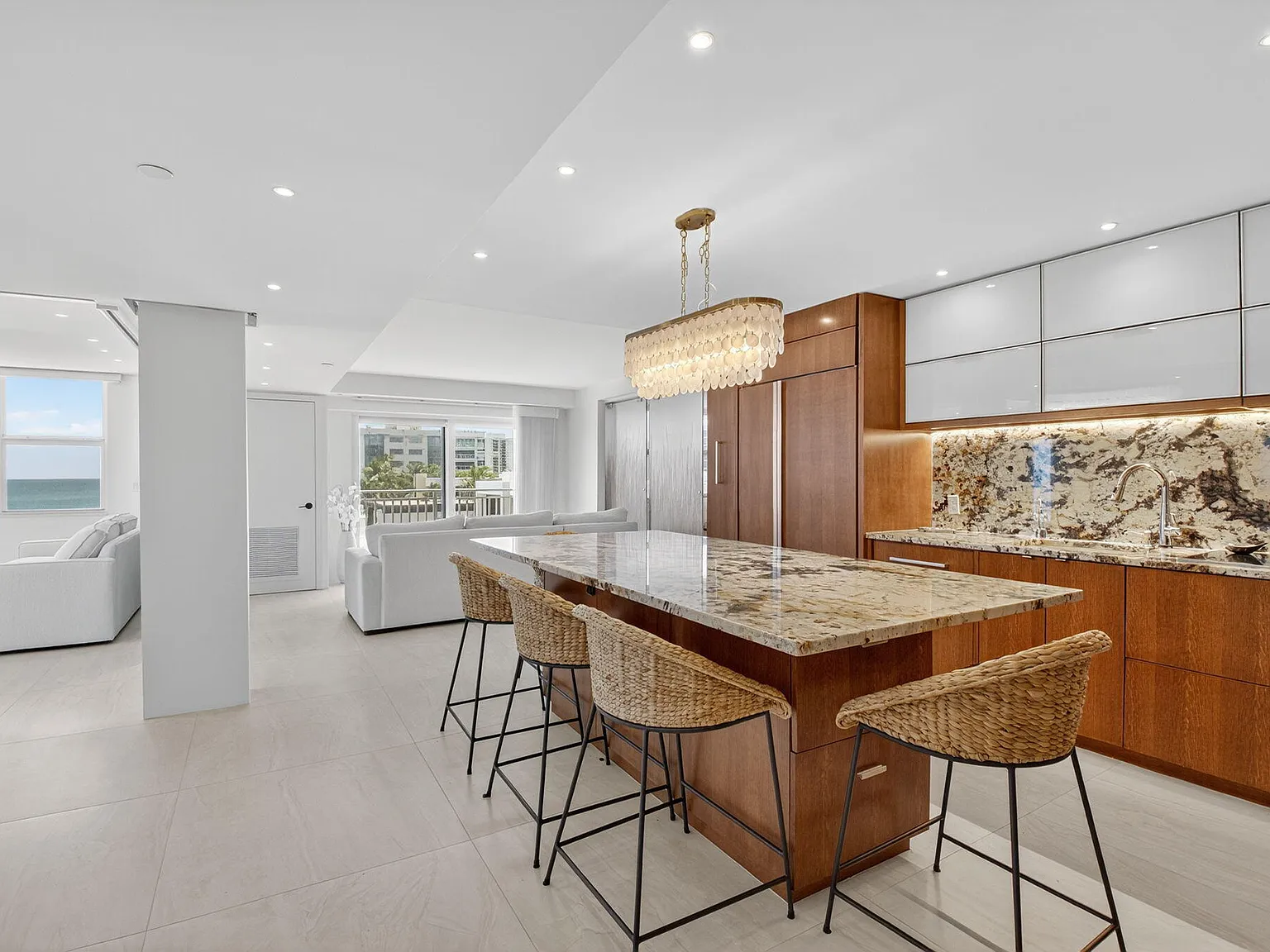 2 bed, 2.0 bath, 1100 sqft, $10,500 — Photo 2