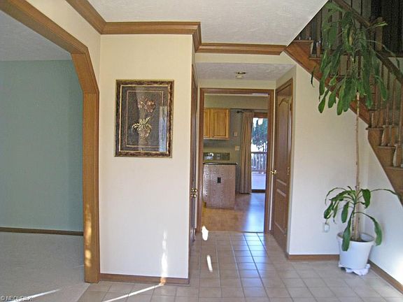 3rd image of 8151 Lakeview Ct