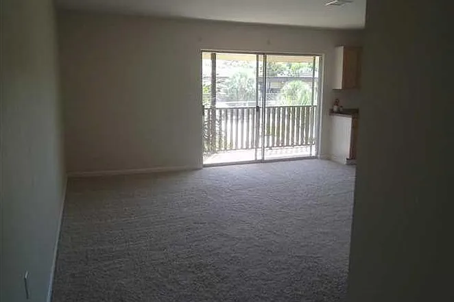 402 Marshall Ct NW #6 — Photo 3