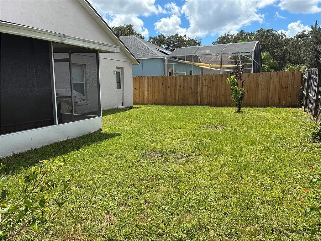 3 bed, 2.0 bath, 1493 sqft, $2,000 — Photo 2