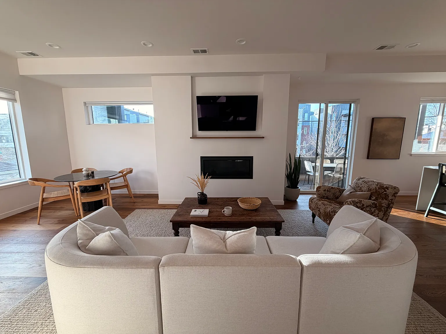 2 bed, 2.5 bath, 1500 sqft, $4,700 — Photo 2
