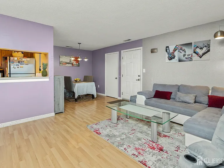 2001 Ravens Crest Dr — Photo 2