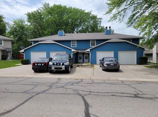 300 NW Nottingham Ln, Blue Springs, MO 64014