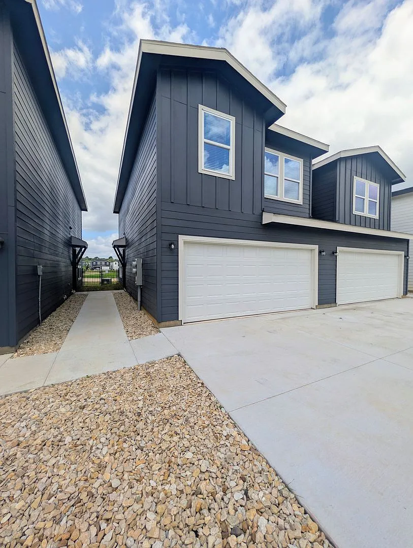 Brand New Duplex in New East Parks Community — Photo 2