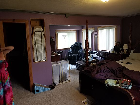 Master bed, walk in closet