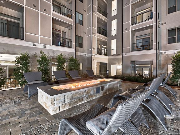 Explore our expansive outdoor amenity spaces