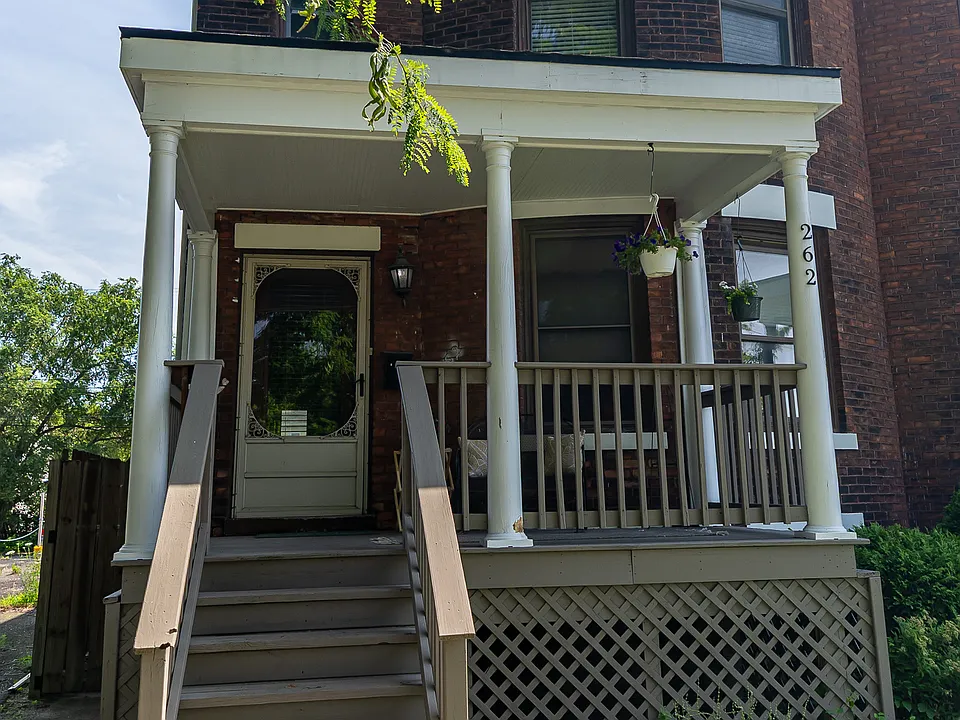 262 W Grand Blvd