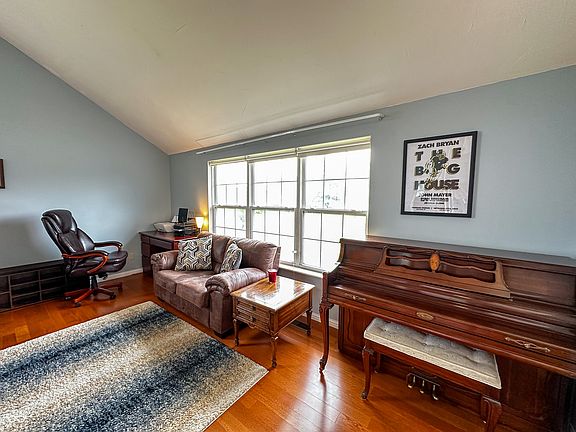 4th image of 323 Woodfield Dr