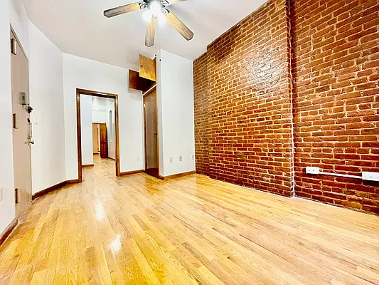 Rented by HOLTON REAL ESTATE INC. | media 25