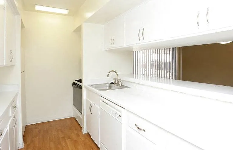 Plantation Apartments — Photo 13