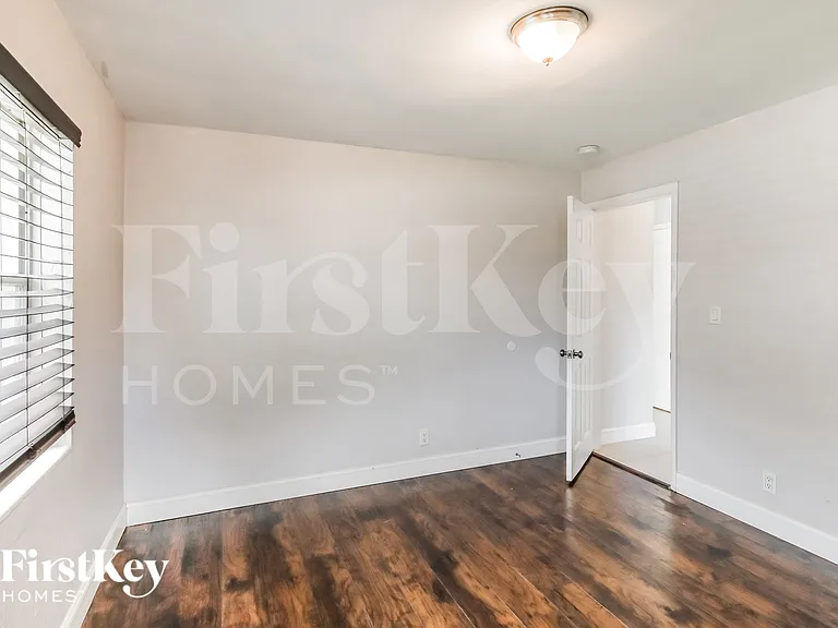 2550 NE 8th Ave — Photo 10