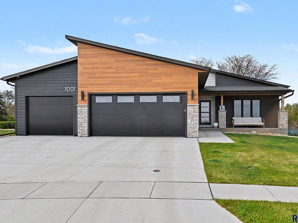 1st image of 1001 S Moonlight Cir