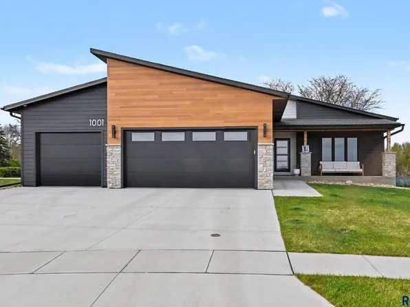 1001 S Moonlight Cir, Brandon, SD 57005