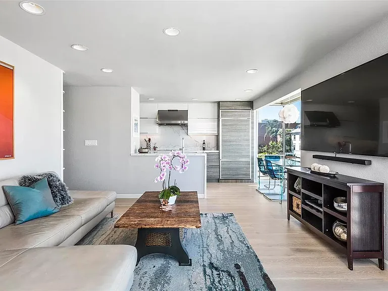 2555 Leavenworth St #303 — Photo 8