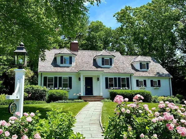 33 Chatham Cir, Wellesley, MA 02481
