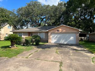 1030 Maple St, Clute, TX 77531