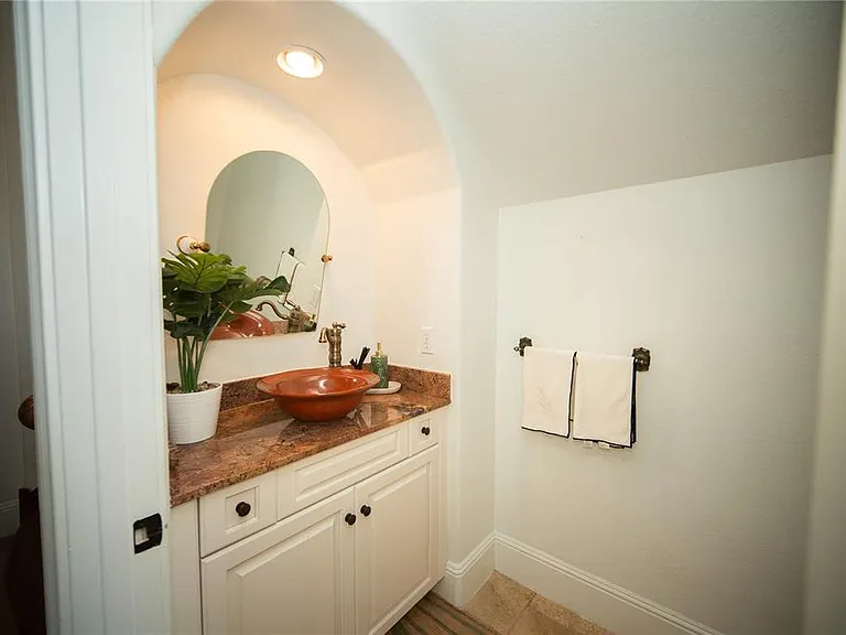 719 Eastlawn Dr — Photo 12