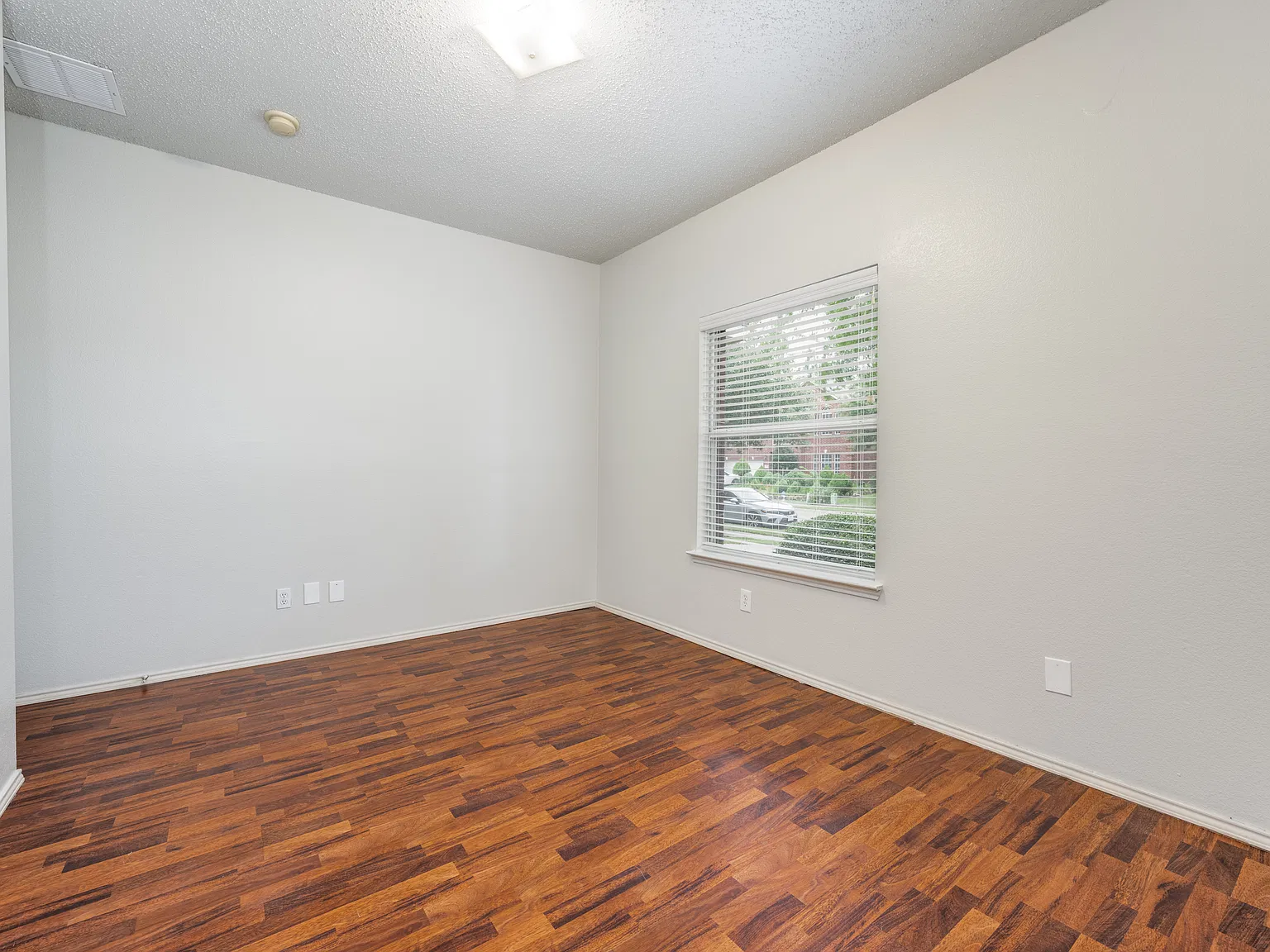 4 bed, 1935 sqft, $2,500 — Photo 3
