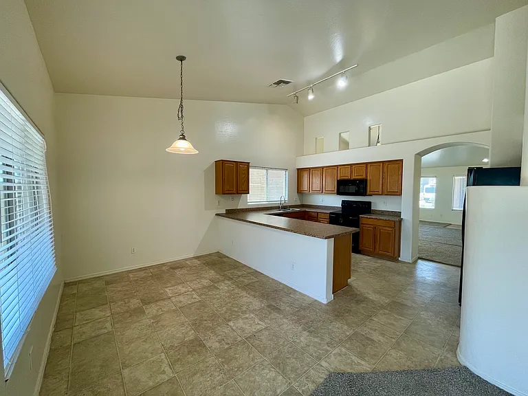 25853 W Elizabeth Ave — Photo 6