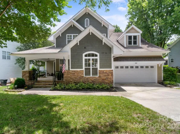 1060 Hunters Run Dr, Tega Cay, SC 29708