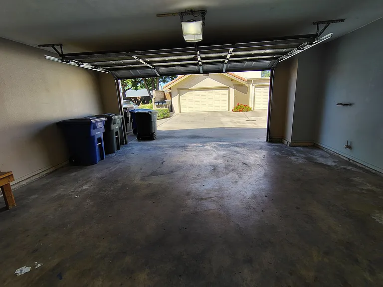 939 Claremont Ct — Photo 18