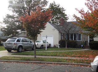 35 Oakwood Ave, Farmingdale, NY 11735