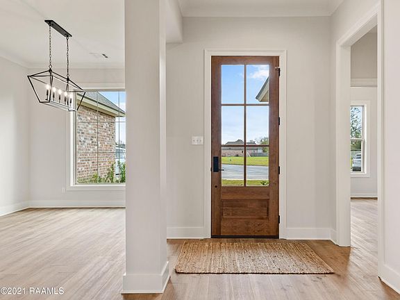 3rd image of 402 Sanctuary Ln