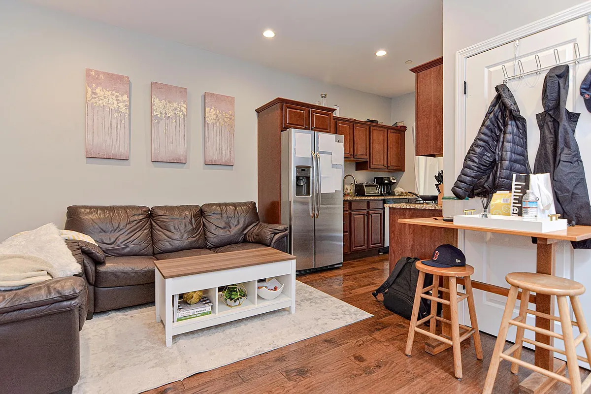 Building Photo - 347 E 8th St #4