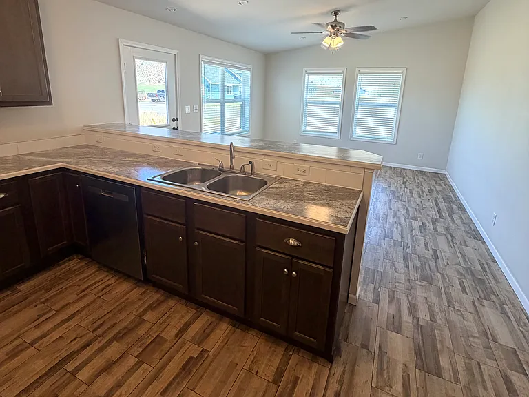 109 Grays Dr — Photo 3