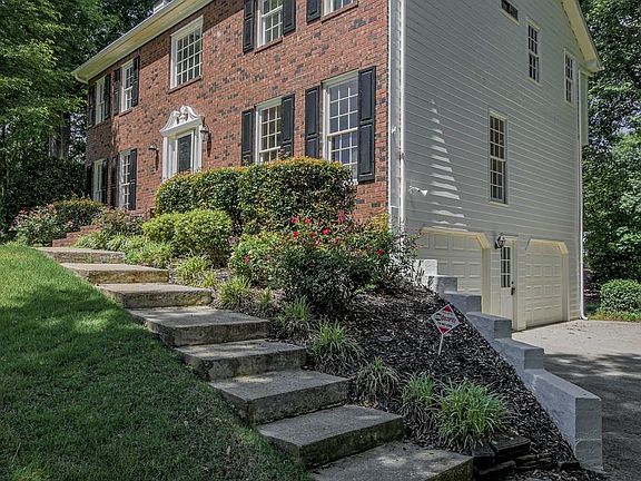 2nd image of 2451 Meadowglen Trl