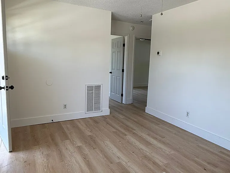 2210 Crosby Ave — Photo 7