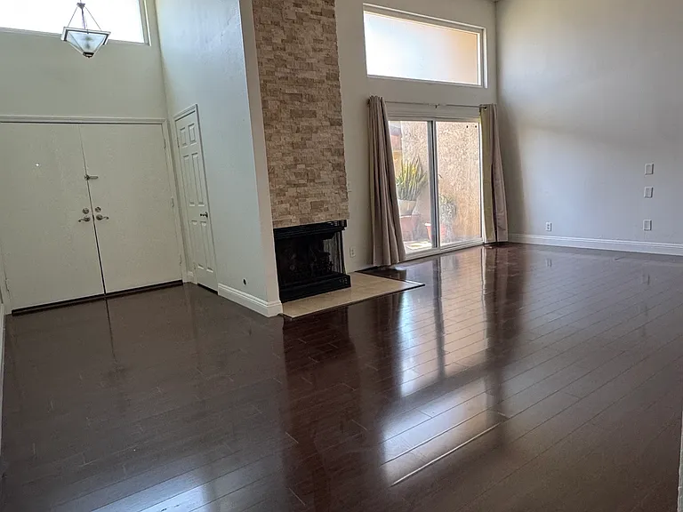 905 Michelle Ct — Photo 2