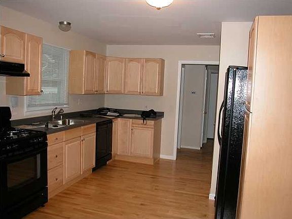 New Kitchen w/ appli.