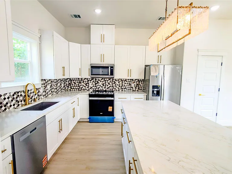 819 N Loop — Photo 15